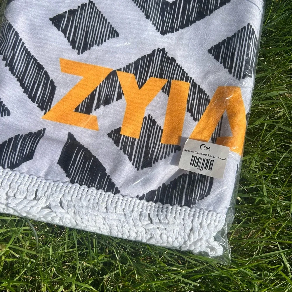 ZYIA Sedona Tasseled Resort White and Black Patterned Beach Pool Towel NEW